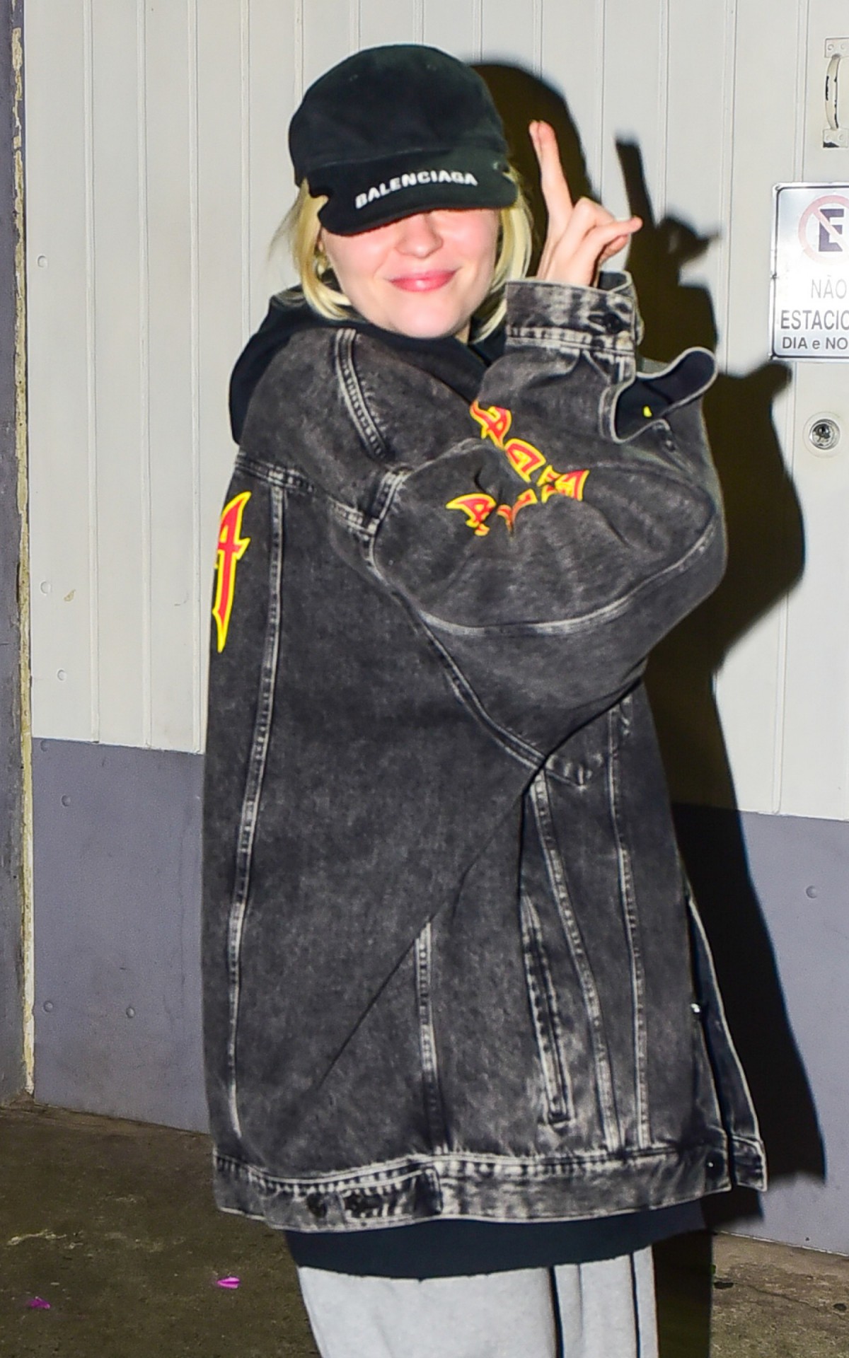 Luisa Sonza vai a restaurante japon&ecirc;s com uma amiga, em S&atilde;o Paulo, na noite desta ter&ccedil;a-feira