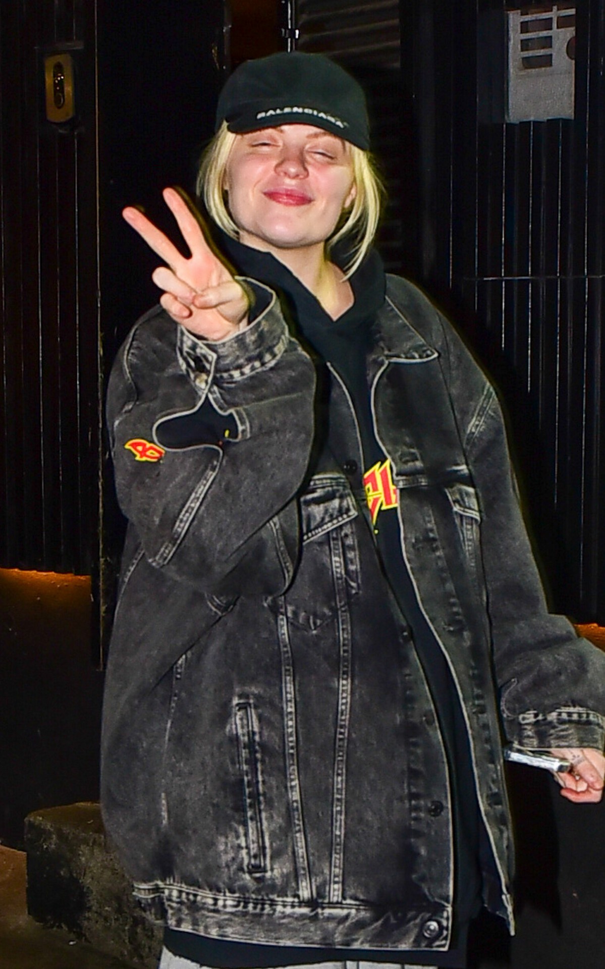 Luisa Sonza vai a restaurante japon&ecirc;s com uma amiga, em S&atilde;o Paulo, na noite desta ter&ccedil;a-feira