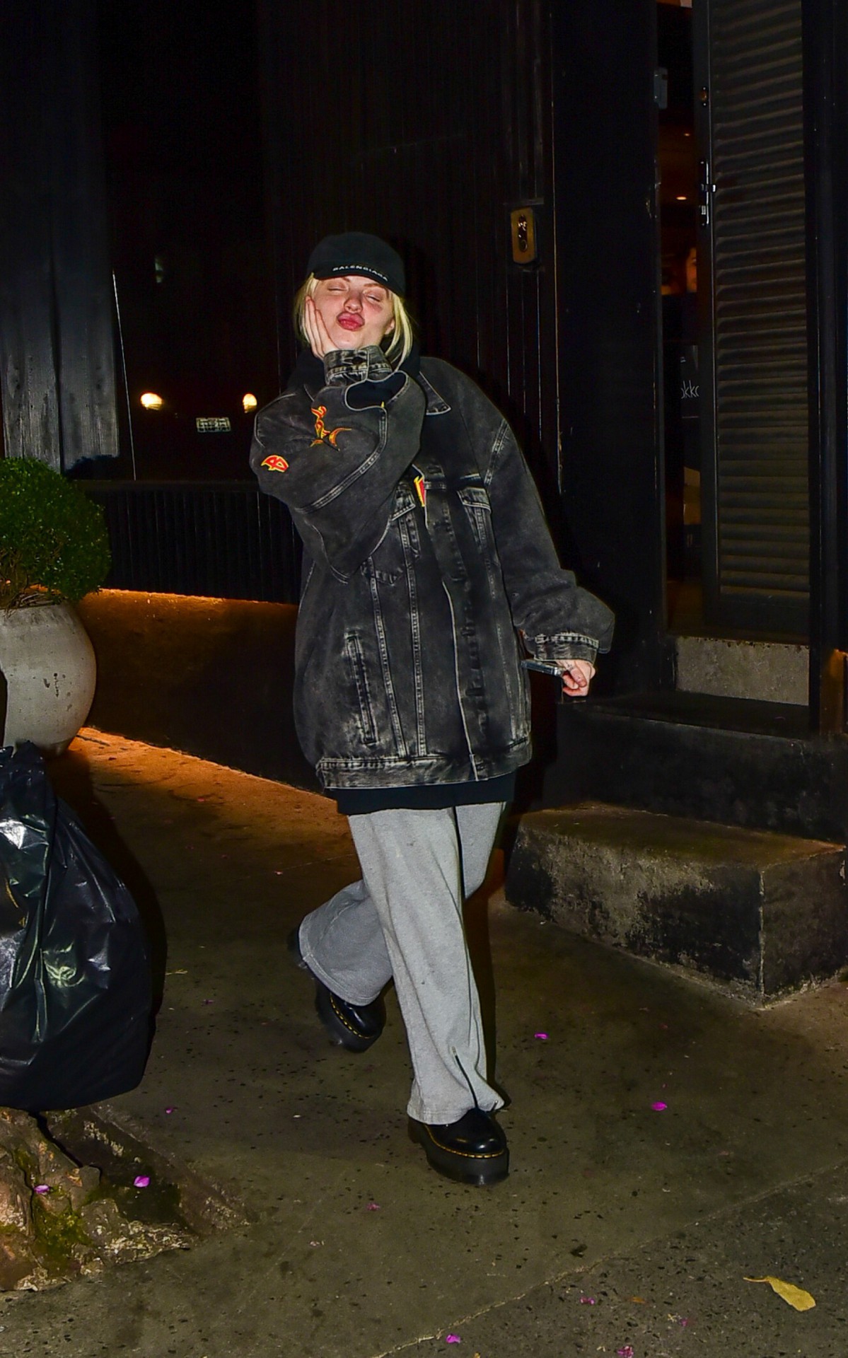 Luisa Sonza vai a restaurante japon&ecirc;s com uma amiga, em S&atilde;o Paulo, na noite desta ter&ccedil;a-feira