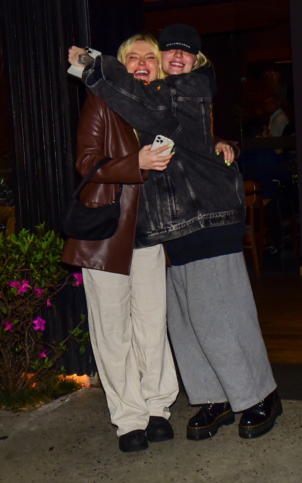 Luisa Sonza vai a restaurante japon&ecirc;s com uma amiga, em S&atilde;o Paulo, na noite desta ter&ccedil;a-feira