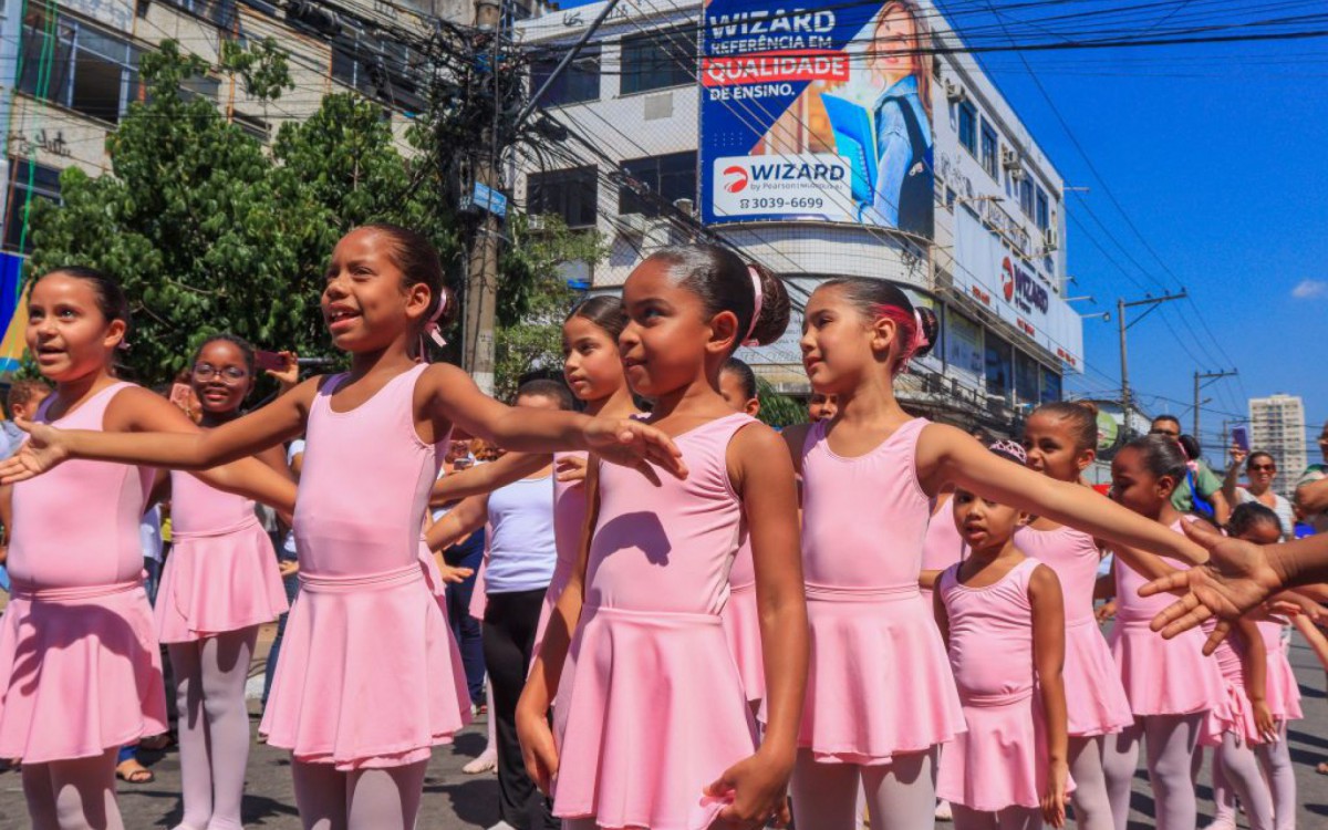 A avenida foi tomada por personagens da literatura brasileira e mundial, poetas, te&oacute;ricos da educa&ccedil;&atilde;o, m&uacute;sicos e artistas em geral com o desfile de crian&ccedil;as das redes privadas e da rede municipal