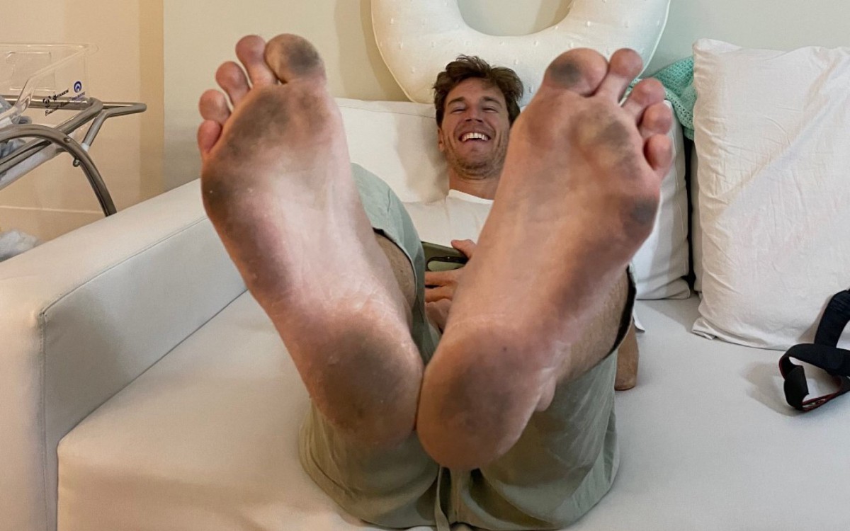 Namorado de Isabella Scherer recria foto dos pés dos gêmeos após parto - Reprodução/Twitter