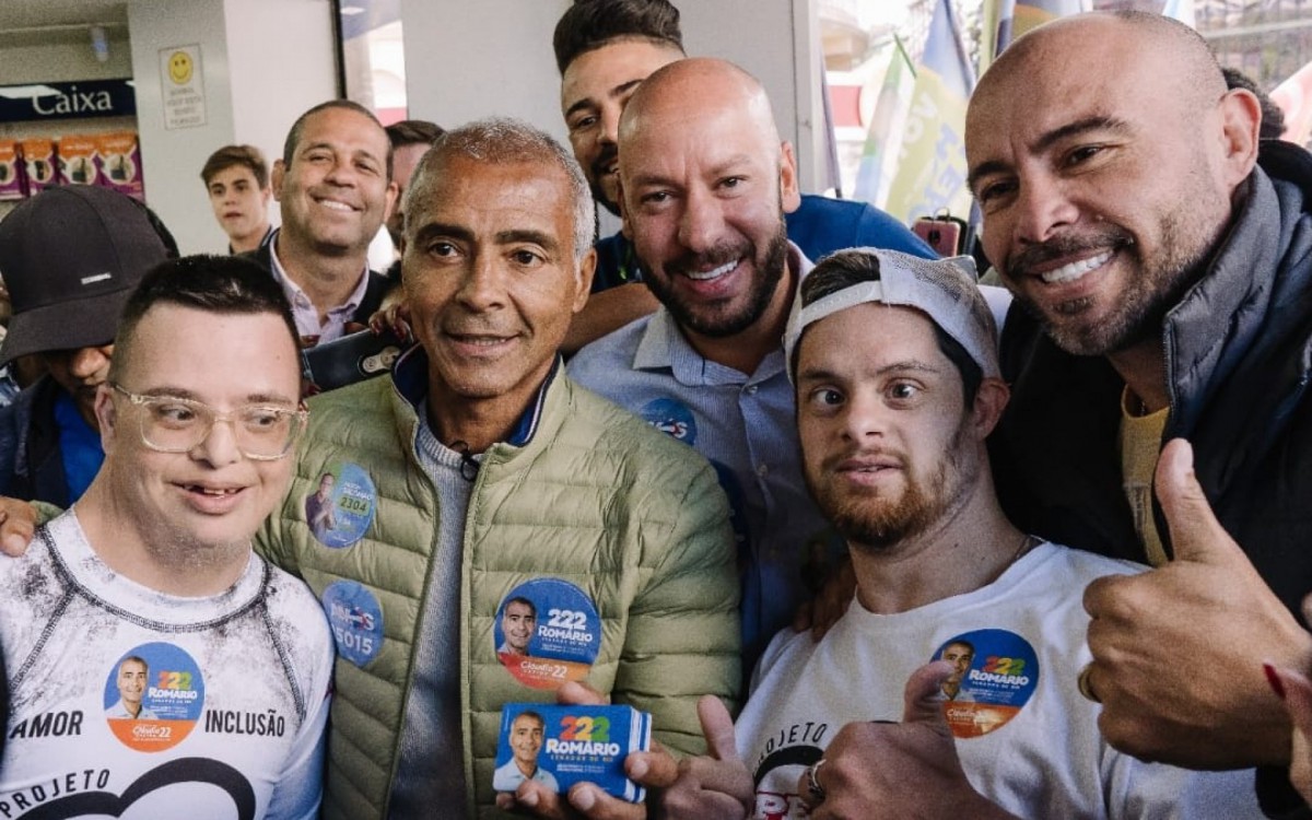 Conhecido por suas lutas pelas pessoas portadoras de defici&ecirc;ncia, o senador Rom&aacute;rio recebeu carinho de portadores de S&iacute;ndrome de Down 