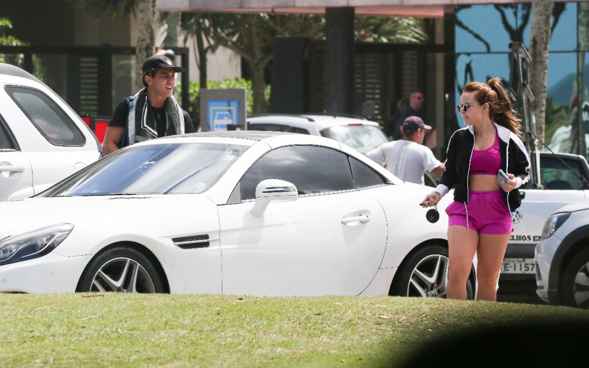 Larissa Manoela e Andr&eacute; Luiz Frambach treinam juntos na Praia da Barra da Tijuca, na Zona Oeste do Rio, nesta quarta-feira
