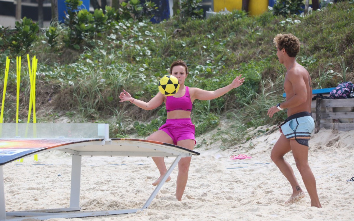Larissa Manoela e Andr&eacute; Luiz Frambach treinam juntos na Praia da Barra da Tijuca, na Zona Oeste do Rio, nesta quarta-feira