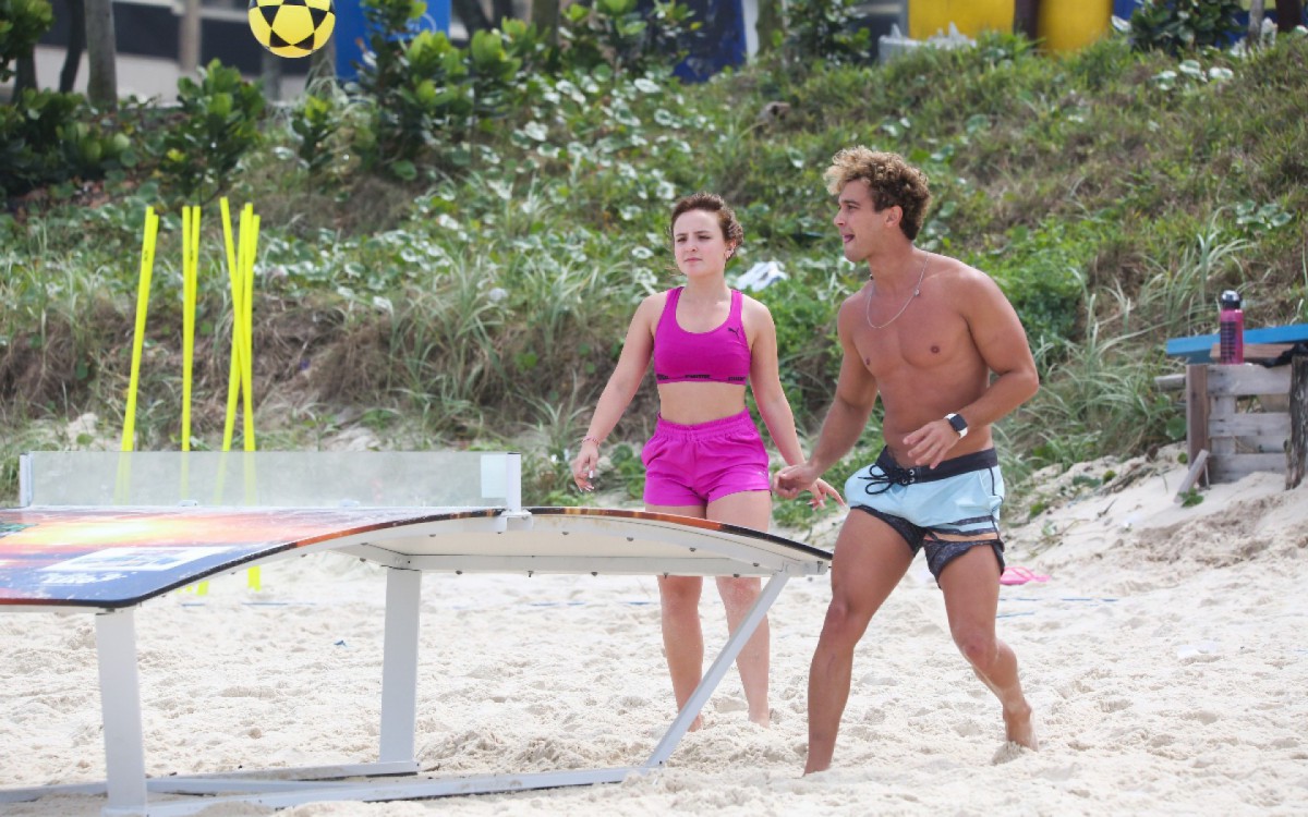 Larissa Manoela e Andr&eacute; Luiz Frambach treinam juntos na Praia da Barra da Tijuca, na Zona Oeste do Rio, nesta quarta-feira
