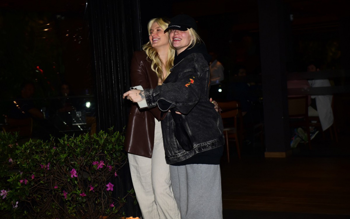 Luisa Sonza vai a restaurante japon&ecirc;s com uma amiga, em S&atilde;o Paulo, na noite desta ter&ccedil;a-feira