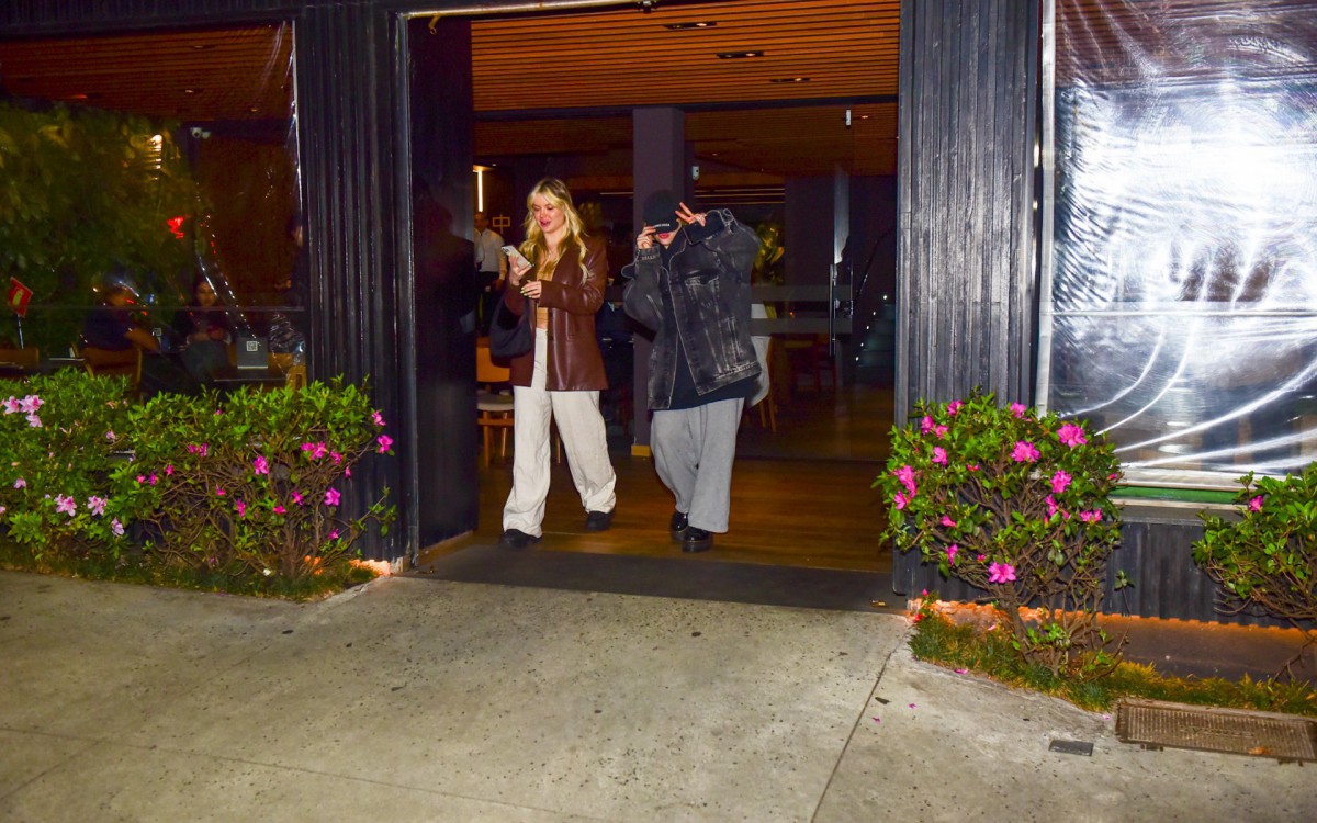 Luisa Sonza vai a restaurante japon&ecirc;s com uma amiga, em S&atilde;o Paulo, na noite desta ter&ccedil;a-feira