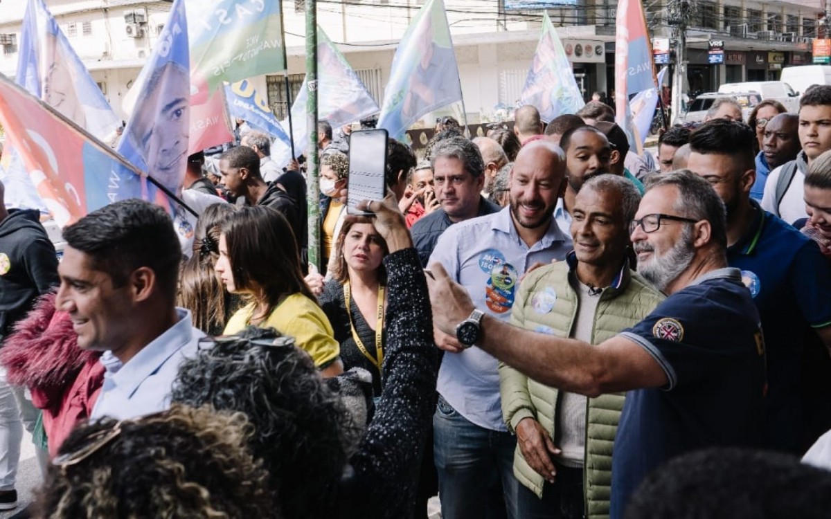 Multid&atilde;o se re&uacute;ne para ver Senador Rom&aacute;rio em Teres&oacute;polis
