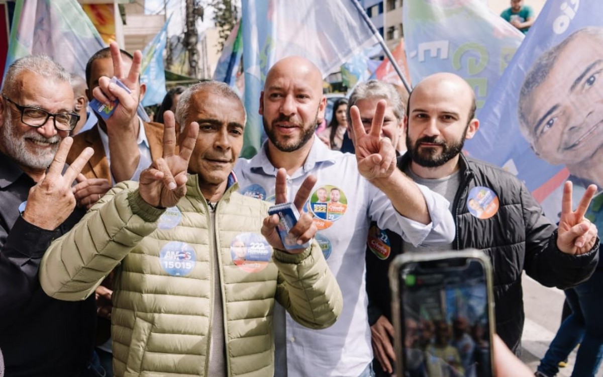 Em campanha pelas ruas de Teres&oacute;polis, Rom&aacute;rio recebeu apoio do Prefeito Vinicius Claussen durante a caminhada