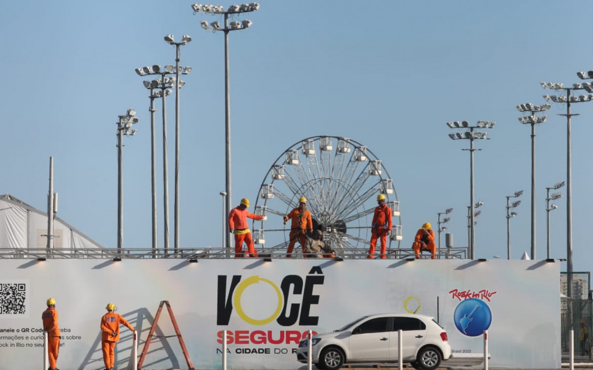 Funcion&aacute;rios realizam os preparativos finais para o in&iacute;cio do Rock in Rio