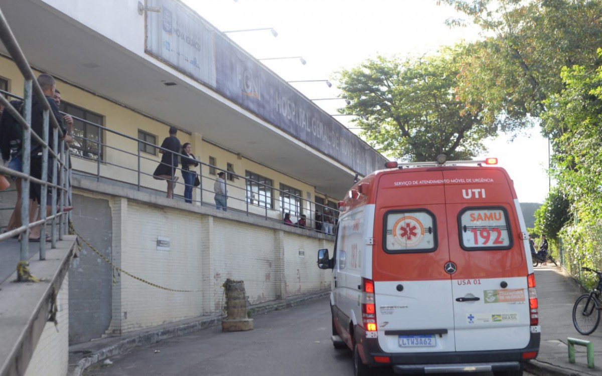 Carlos Alberto Pena, a terceira vítima removida pelo Samu, chega ao Hospital Geral de Nova Iguaçu  - Sandro Vox / Agência O Dia