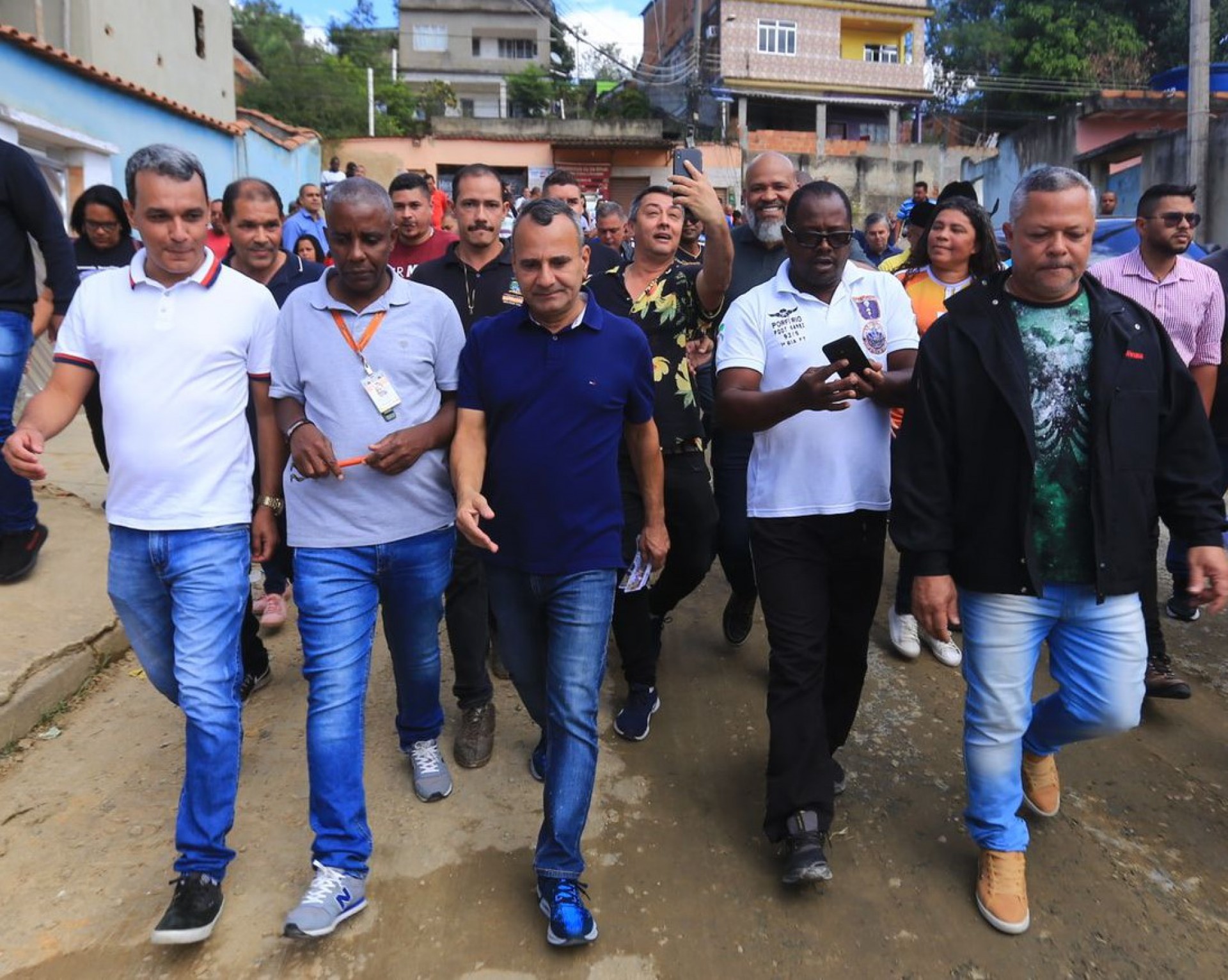 Acompanhado por secretários, prefeito Waguinho caminhou por algumas ruas de Santa Amélia - Rafael Barreto / PMBR