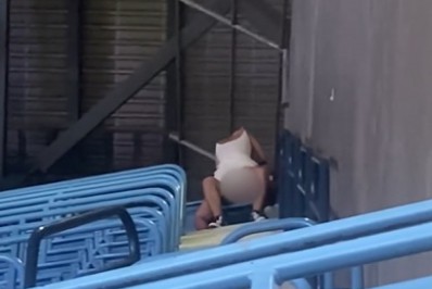 Vídeo! Casal é flagrado tendo relação sexual durante partida