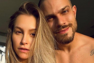 Carla Diaz faz post romântico para celebrar um ano de namoro com Felipe Becari