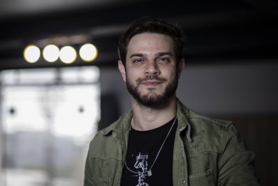 Namorado de Carla Diaz afirma sofrer preconceito por ser branco e é criticado na web