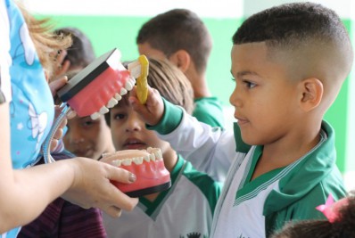 Coordenadoria de Odontologia entrega kits em escola e orienta alunos sobre higiene bucal