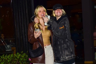 Luisa Sonza vai a restaurante japonês com amiga