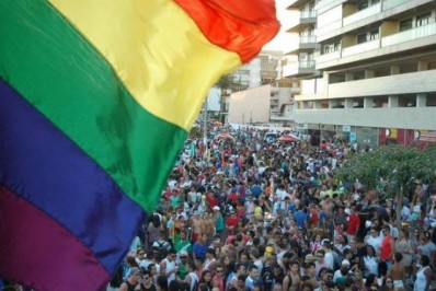 Em decisão histórica, papa autoriza bênção para casais do mesmo sexo