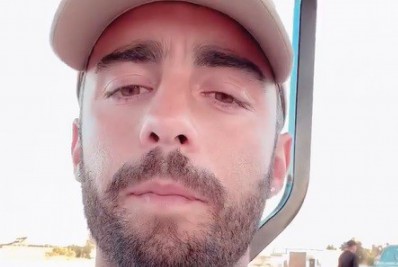 Pedro Scooby rebate críticas após viajar sem a companhia da esposa grávida