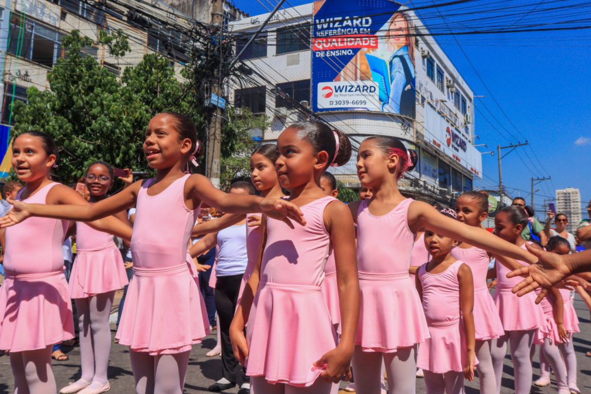 A avenida foi tomada por personagens da literatura brasileira e mundial, poetas, te&oacute;ricos da educa&ccedil;&atilde;o, m&uacute;sicos e artistas em geral com o desfile de crian&ccedil;as das redes privadas e da rede municipal - Divulga&ccedil;&atilde;o / PMN