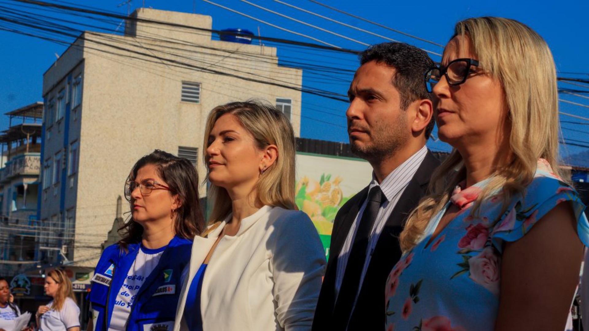 O prefeito Abraãozinho, a vice-prefeita Flávia Duarte, a secretária de educação Débora Carlos, demais secretários, marcaram presença na solenidade - Divulgação