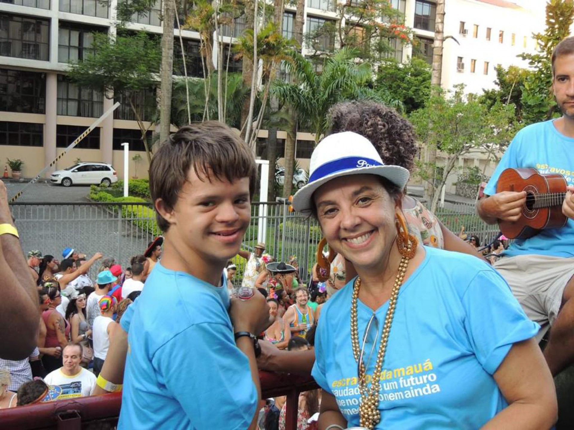 Rita Fernandes e seu filho no cortejo do bloco Escravos da Mauá - Divulgação