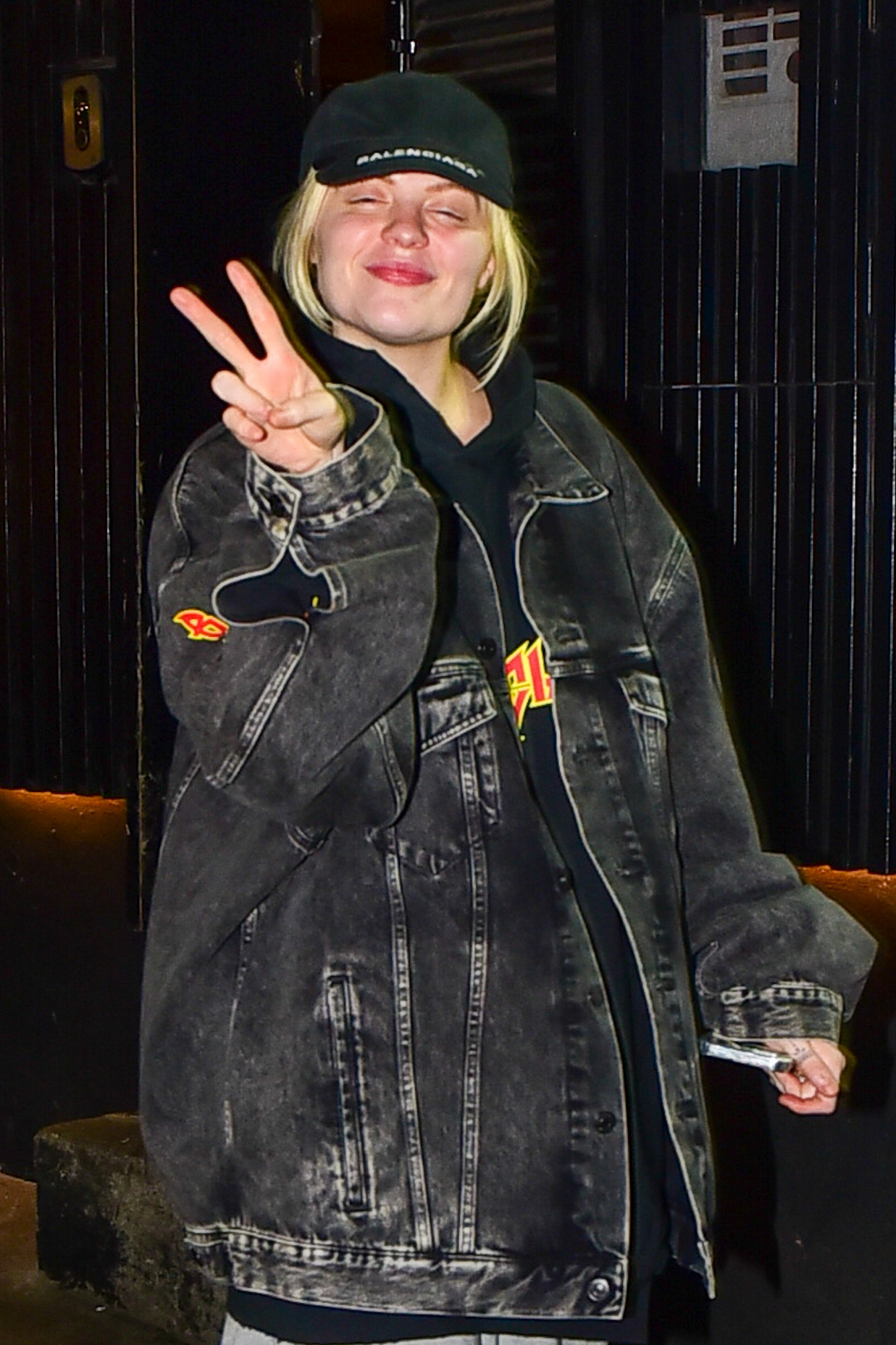 Luisa Sonza vai a restaurante japonês com uma amiga, em São Paulo, na noite desta terça-feira - Marcelo Sá Barretto / Ag. News