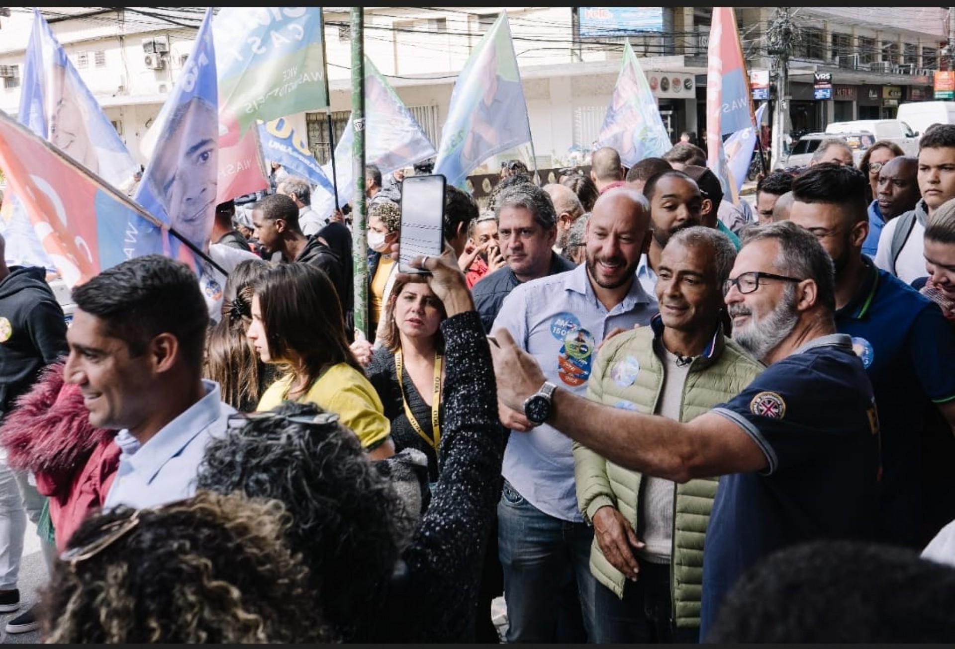 Multid&atilde;o se re&uacute;ne para ver Senador Rom&aacute;rio em Teres&oacute;polis - Beatriz Madeira