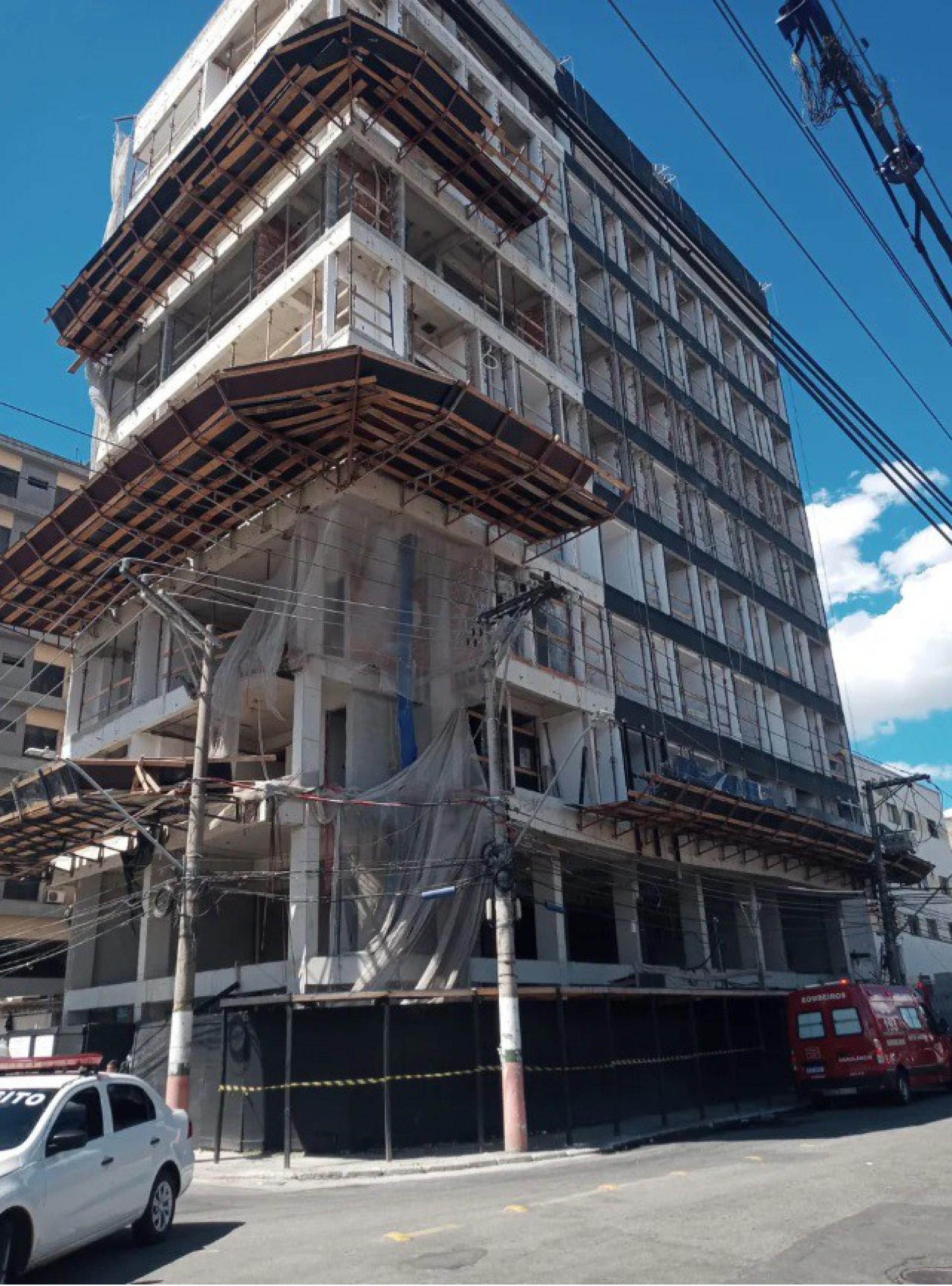 Funcionários caíram de prédio em construção em Nilópolis, na Baixada Fluminense - Reprodução