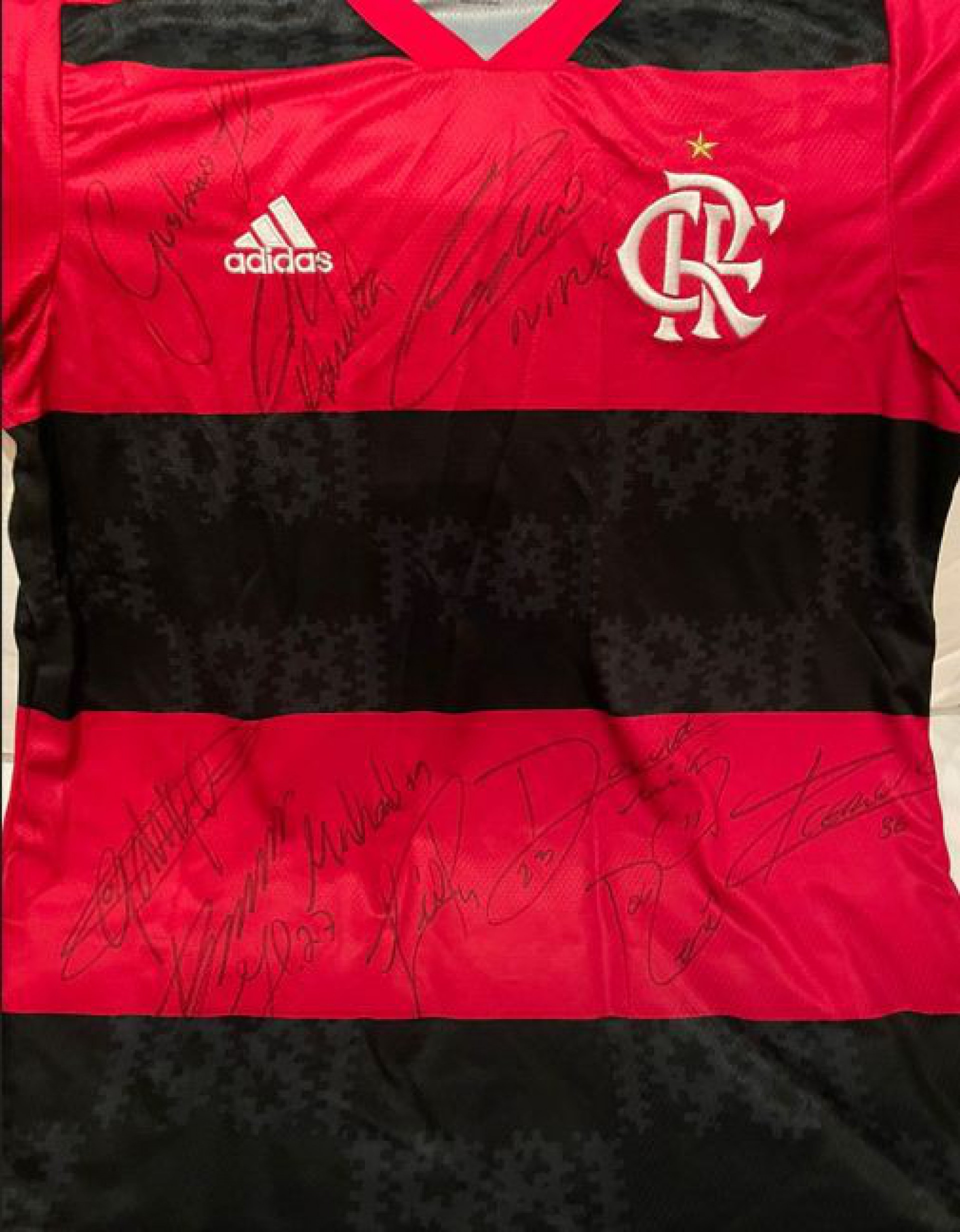 Camisa autografada foi doada pela presidência do Flamengo