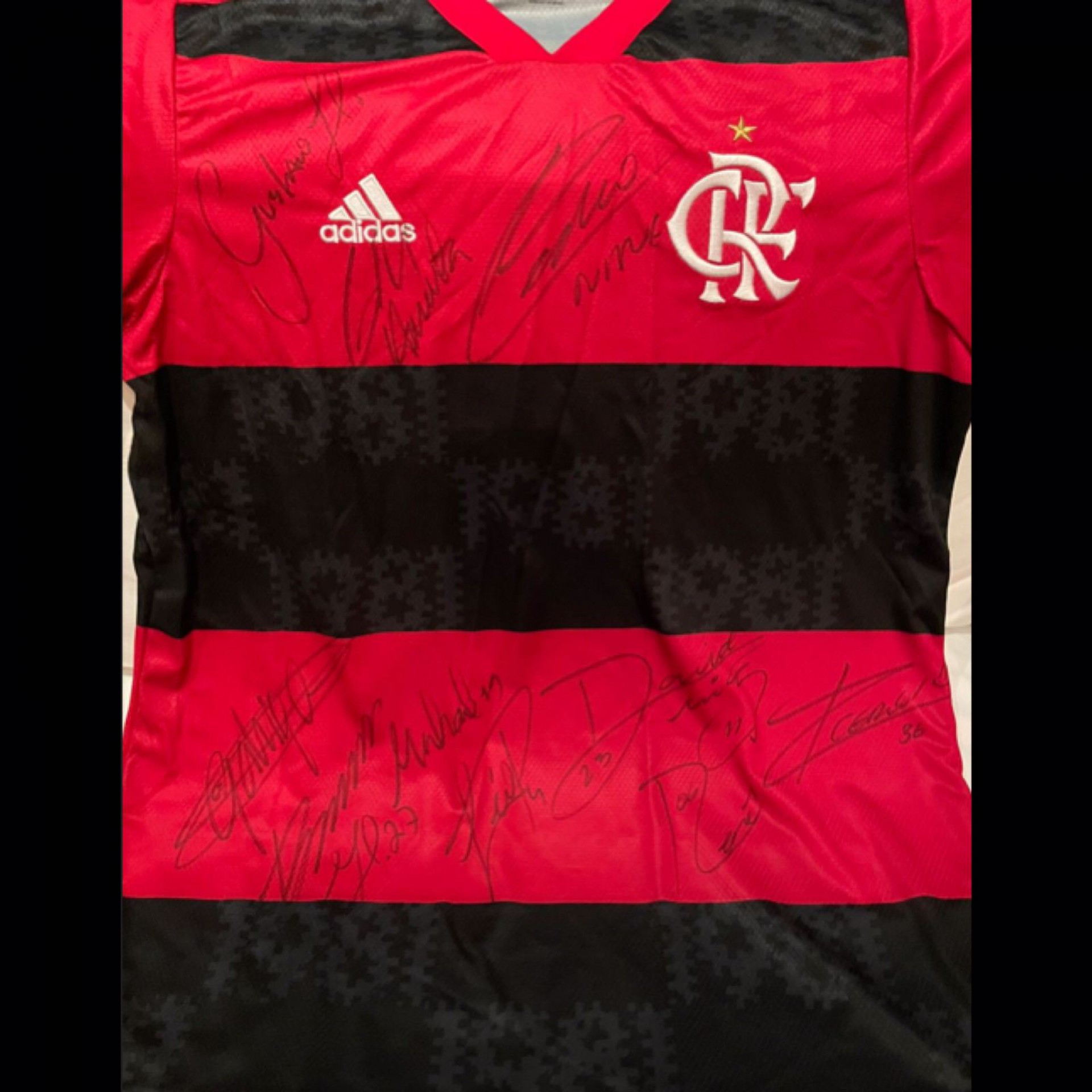 Camisa autografada foi doada pela presidência do Flamengo