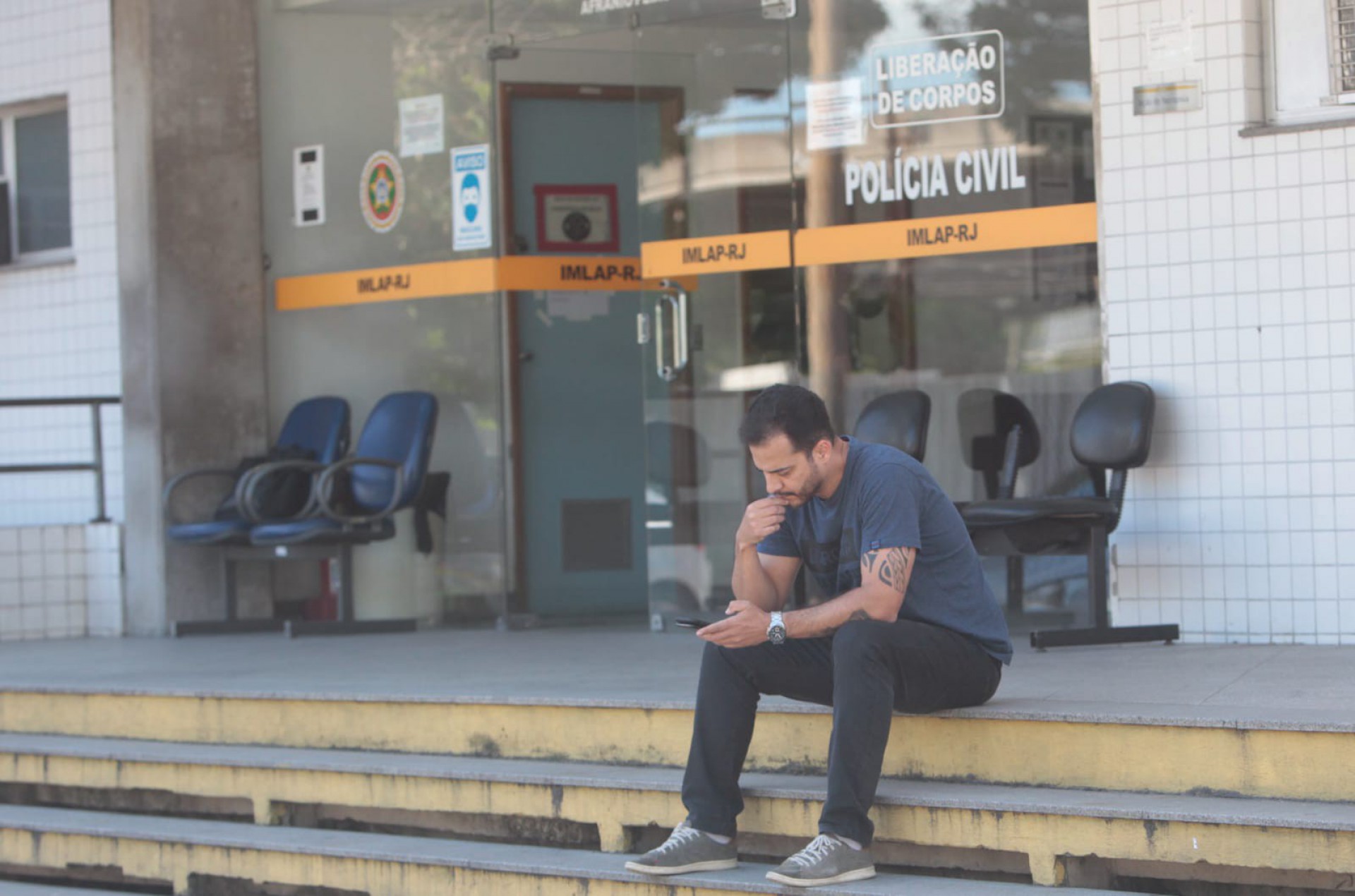 Familiares de Belmiro Dias da Silva, 73 anos,  no IML do Centro do Rio para liberação do corpo - Reginaldo Pimenta/Agência O Dia