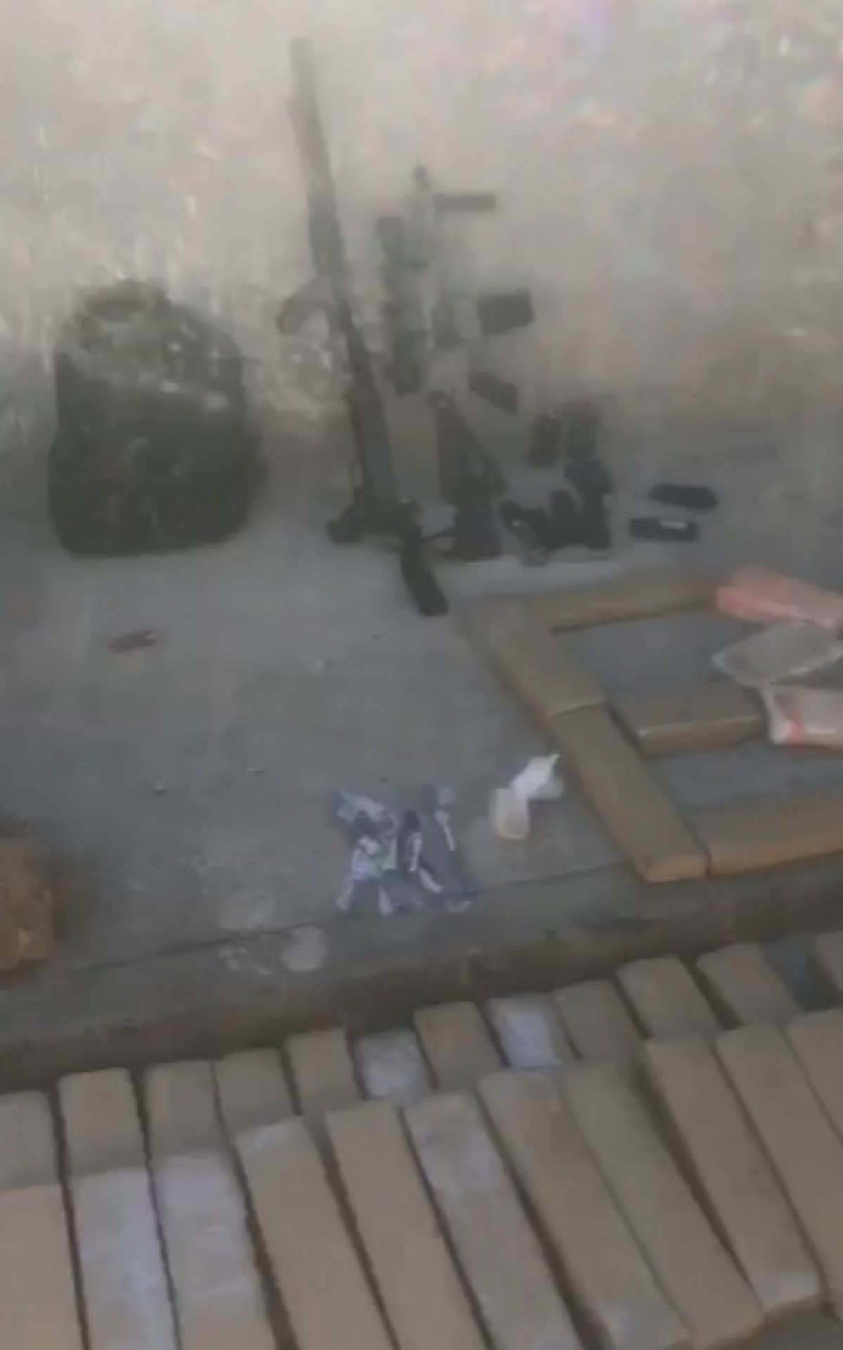 Agentes apreenderam grande quantidade de drogas e armas em operação - Reprodução