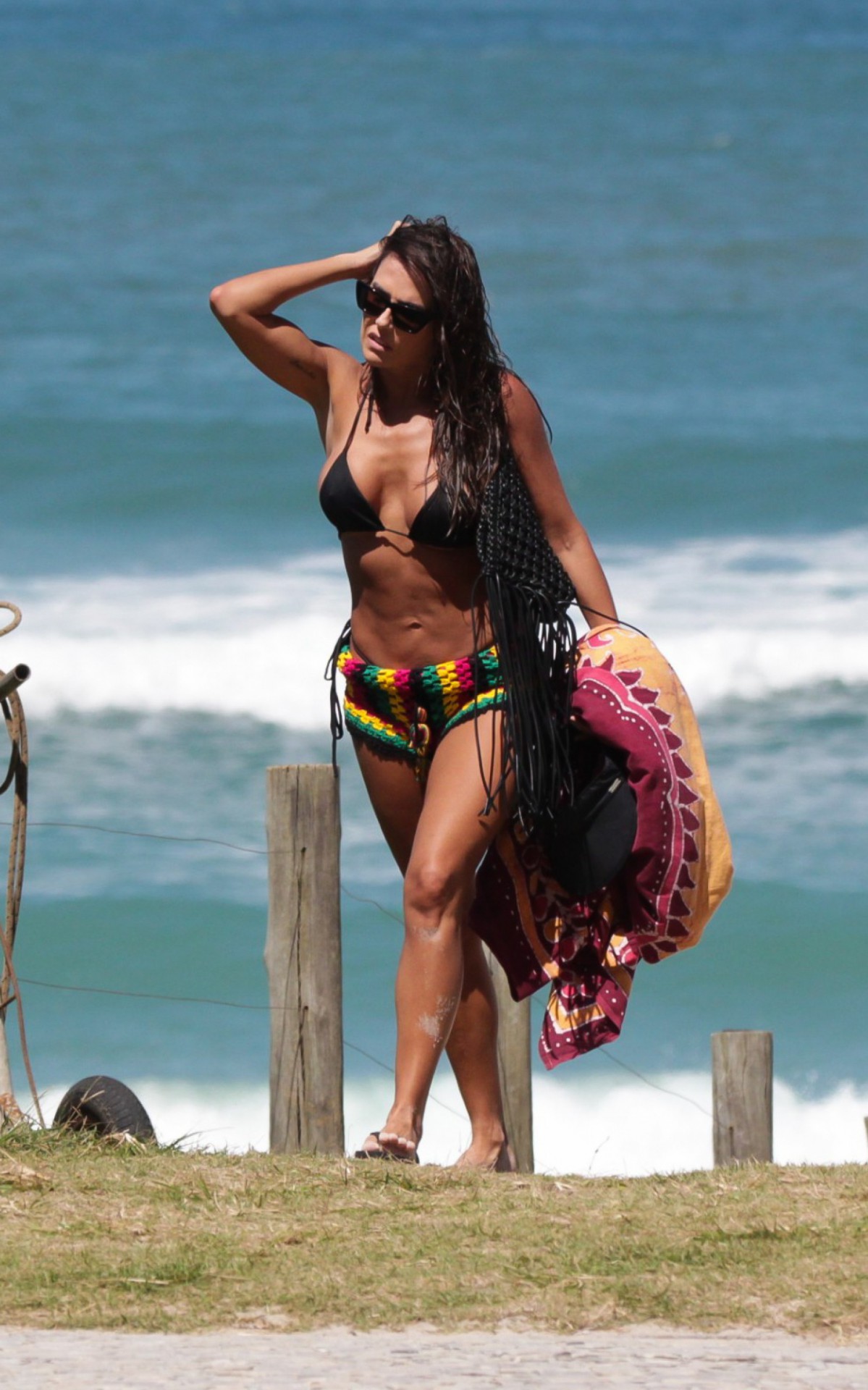 Deborah Secco curte dia de sol na Praia da Barra da Tijuca, na Zona Oeste do Rio, na manhã desta quinta-feira - Fabricio Pioyani / Ag. News