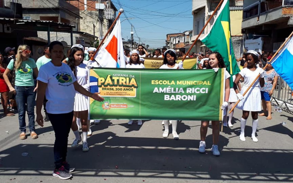 A Escola Municipal Am&eacute;lia Ricci Baroni tamb&eacute;m marcou presen&ccedil;a no Desfile C&iacute;vico em Heli&oacute;polis
