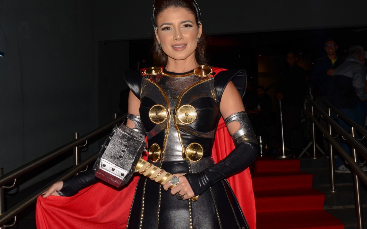 Paula Fernandes comemora anivers&aacute;rio com festa a fantasia