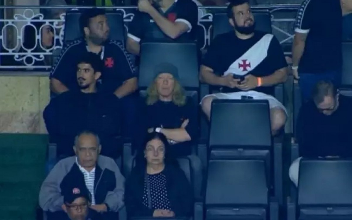 Guitarrista do Iron Maiden esteve na tribuna de São Januário para assistir Vasco x Guarani.  - Reprodução/SporTV