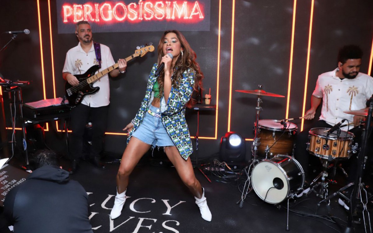 Lucy Alves faz pocket show em evento no Rio