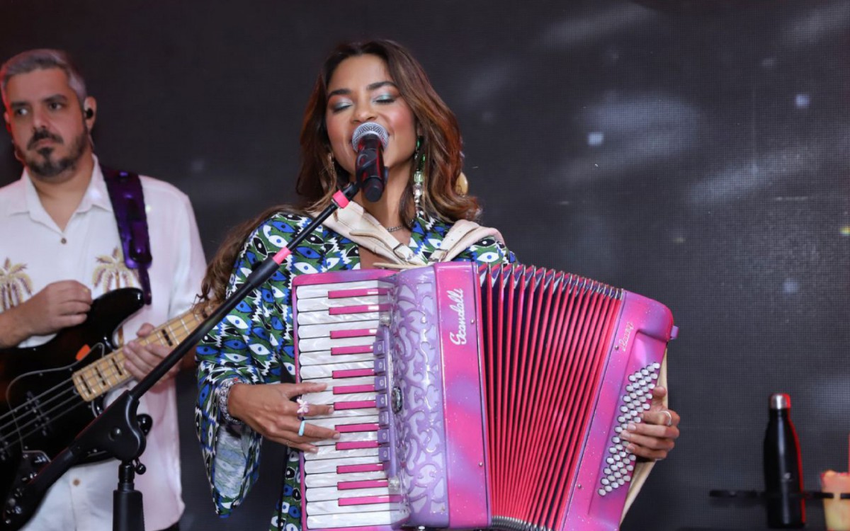 Lucy Alves faz pocket show em evento no Rio