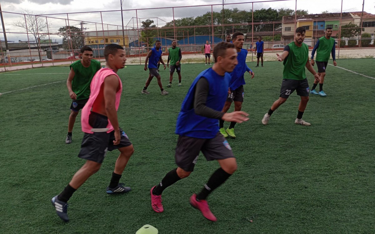  Jogadores treinando velocidade na pista de corrida