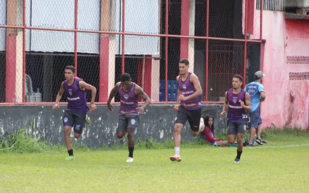 Jogadores intensificando a parte f&iacute;sica 