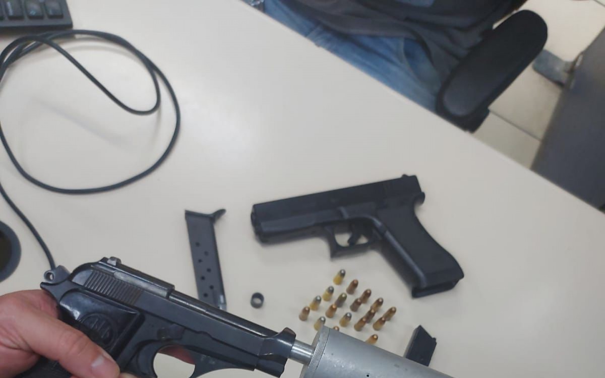 Uma pistola equipada com supressor de ruído e um simulacro foram apreendidos com o criminoso - Divulgação / PMERJ