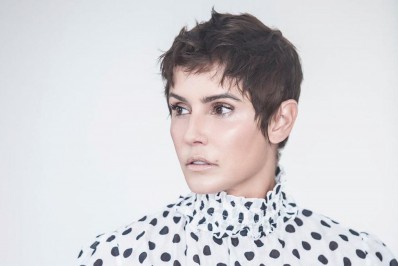 Deborah Secco relembra ensaio com cabelo curto