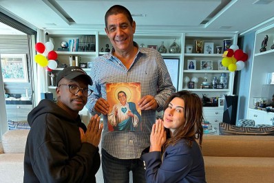 Santo Zeca! Fe Paes Leme e Mumuzinho se ajoelham e rezam para Zeca Pagodinho