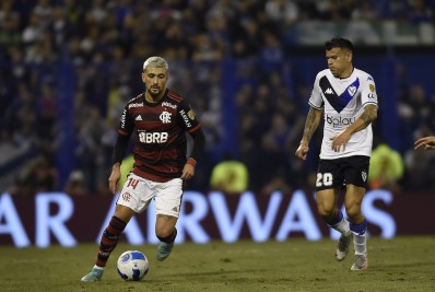 Arrascaeta será reavaliado após sofrer pancada e câimbras em jogo do Flamengo pela Libertadores