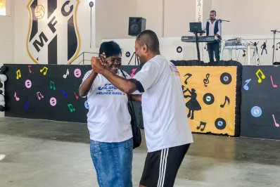 Baile da Terceira Idade de Mesquita contou com serviços de maquiagem e trancista