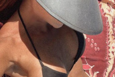 Com biquíni bem pequenininho, Deborah Secco exibe corpão na praia