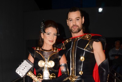 Paula Fernandes comemora aniversário com festa a fantasia