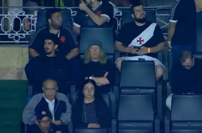 Guitarrista do Iron Maiden assiste jogo do Vasco em São Januário